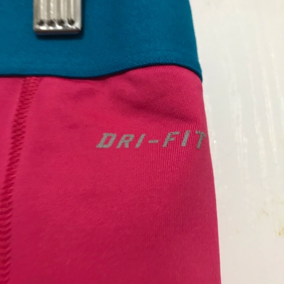 Nike Pro athletic cropped leggings. Size Medium Barbiecore pink - Picture 3 of 8